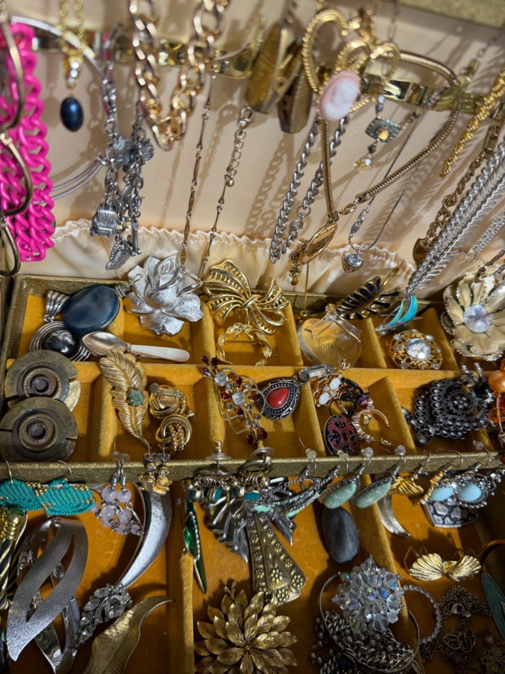 WONDERS FOUND-VINTAGE JEWELRY 7PM ET POSHMARK SHOW EVERY PURCHASE GETS GIFT - Picture 5 of 8
